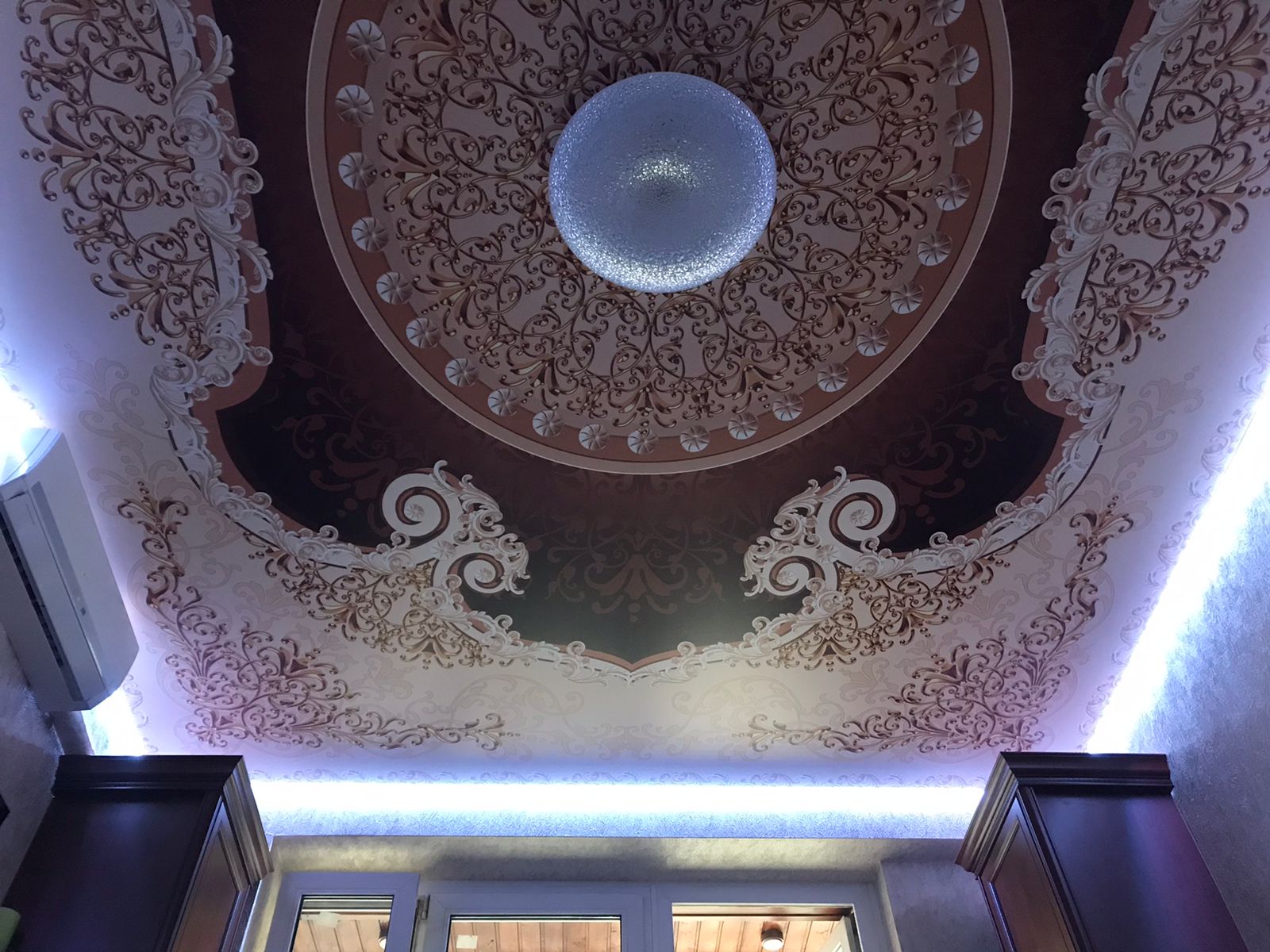 Натяжные потолки с фотопечатью для зала или гостиной в восточном стиле в Москве.